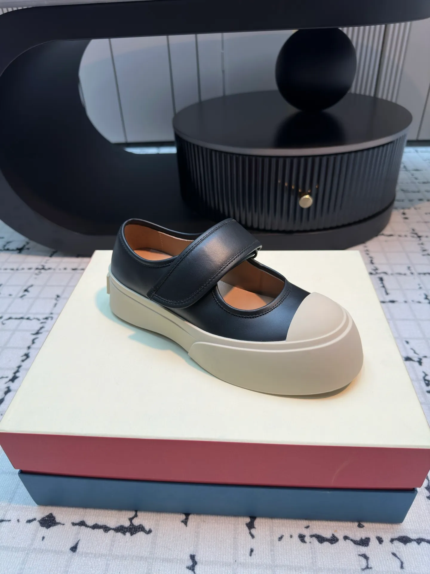 👟👟Ex-factory price 480👟👟 Large lace-up shoes, the cutest baby shoes in history. This year’s new colors are really beautiful, very fresh, and not bulky at all! A brand from an independent Italian designer, it has now become a famous brand in the international fashion industry. Since its establishment in 1994, the brand has expanded from women's clothing to men's clothing, bags, jewelry and glasses, and its product content is extremely rich! Marni's designs are not only bold in color and innovative in tailoring, but also very proud of its pure Italian origins. Not only are all its finished products produced in Italy, but they are also not authorized to operate, and the brands are all controlled by family members.  Upper: imported calfskin, lining/feet: cowhide laminated to high-density elastic latex, sole: rubber outsole, 4cm thick sole to lengthen legs, code number: 35/40 (40 is custom-made, non-refundable, non-exchangeable)